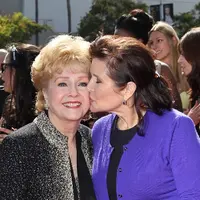 Sebelum meninggal, Carrie Fisher ternyata memberikan persembahan terakhir untuk orang-orang yang disayanginya, seperti Debbie Reynolds, Billie Lourd, dan sahabatnya, Melissa Mathison. (AFP/Bintang.com)