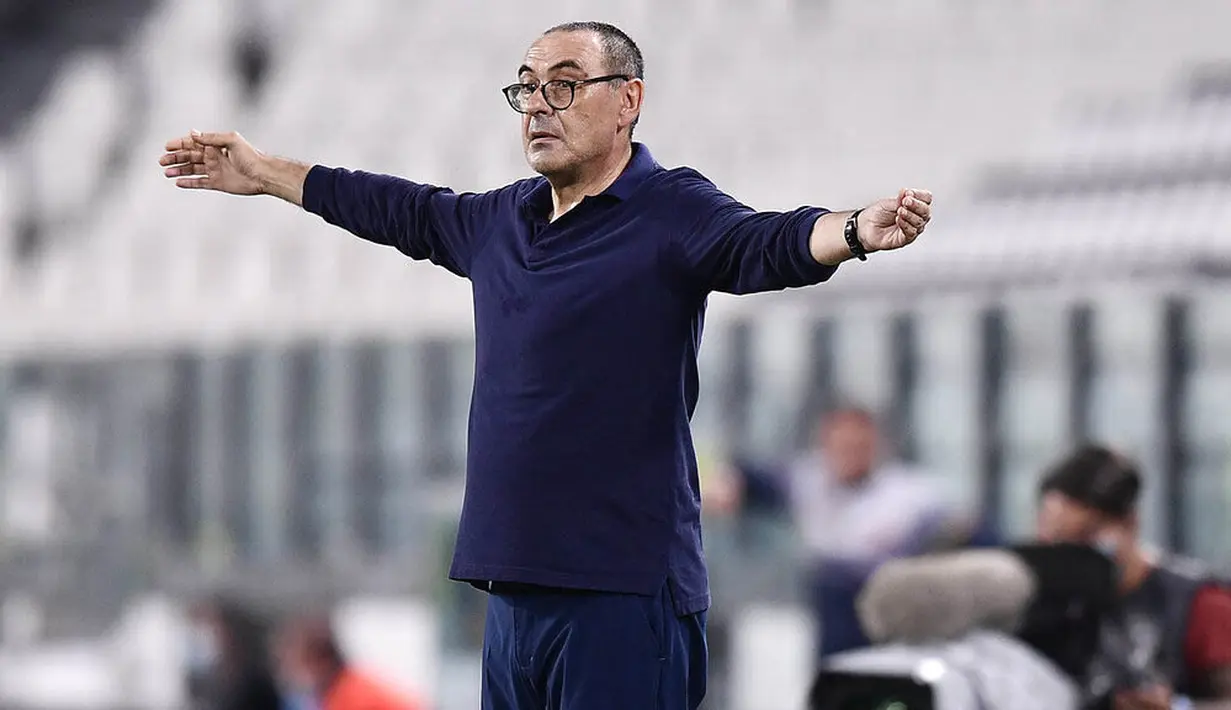 Namun petaka terjadi saat ia melatih Cristiano Ronaldo dan kawan-kawan. Meski berhasil membawa Juventus memenangkan Serie A pada musim 2019/2020 namun Sarri dipecat lantaran gagal di Liga Champions. (Fabio Ferrari/LaPresse via AP)