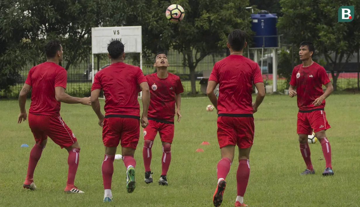 Gelandang Persija Jakarta, Riko Simanjuntak, mengontrol bola saat latihan di Lapangan Sutasoma Halim, Jakarta, Sabtu (3/3/2018). Latihan ini digelar sebelum berangkat ke Vietnam untuk melawan SLNA pada Piala AFC. (Bola.com/Asprilla Dwi Adha)