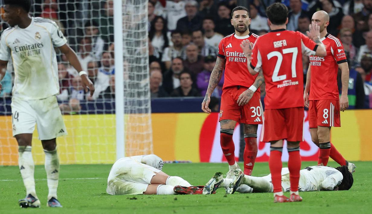 Asencio terkapar di atas lapangan setelah bertabrakan dengan Eduardo Camavinga setelah berusaha berduel udara dengan pemain Benfica, Rafa Silva pada menit ke-77. (AFP/Thomas Coex)