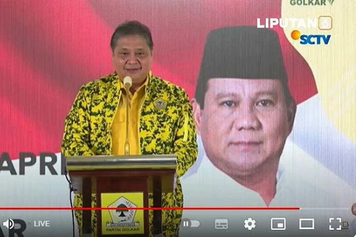 Ketua Umum Partai Golkar, Airlangga Hartarto saat mengumumkan Prabowo Subianto dan Gibran Rakabuming Raka sebagai bakal capres-cawapres Pemilu 2024 di Rapimnas Partai Golkar, Jakarta, Sabtu (21/10/2023). (YouTube Liputan6)