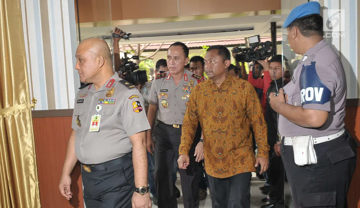 Kapolda Metro Jaya Irjen M Iriawan menjenguk empat polisi korban bom Kampung Melayu di Rumah Sakit Polri, Kamis (25/5). Kedatangan Kapolda itu sekaligus sebagai pengecekan pengamanan di RS jelang kedatangan Presiden Jokowi.  (Liputan6.com/Helmi Afandi)