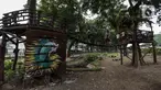 Anak-anak bermain di Taman Tomang Rawa Kepa, Jakarta, Minggu (21/6/2020). Lokasi tersebut menjadi salah satu tempat alternatif liburan warga untuk menghilangkan kebosanan di tengah masa PSBB transisi. (Liputan6.com/Johan Tallo)