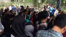 Suasana haru mewarnai pemakaman pesinetron dan pemain film Irena Justine yang meninggal secara mendadak. Almarhum dimakamkan di jalan Caringin, Kopo, Bandung, Jawa Barat siang. (dok. Pribadi HildaVitria Khan/Bintang.com)