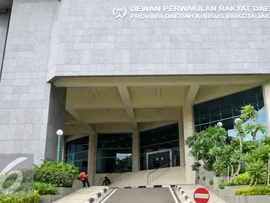 Suasana ruang lobi di kantor DPRD tampak sepi dari aktivitas, Jakarta, Jumat (1/4/2016). KPK segel 4 ruangan Komisi D DPRD DKI terkait penangkapan Mohammad Sanusi dalam Operasi tangkap tangan (OTT). (Liputan6.com/Yoppy Renato)