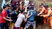 warga bersama petugas gabungan mengevakuasi korban tewas diterlkam buaya di dasar Sungai Selagan Mukomuko Bengkulu (Liputan6.com/Yuliardi Hardjo)