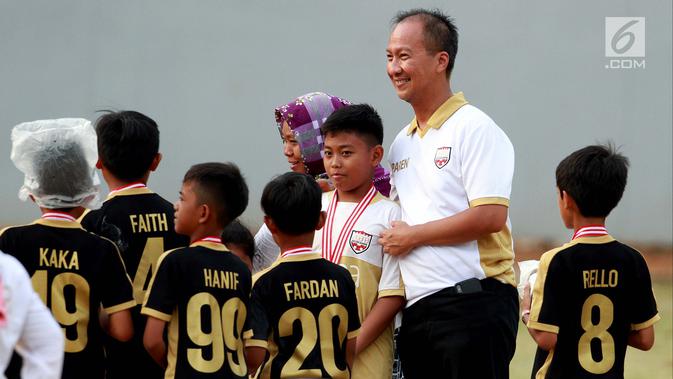 Menteri Sosial Agus Gumiwang menyapa anak-anak saat mengunjungi dan menyaksikan sekaligus menutup Turnamen Asiana Cup IV di Jakarta, Minggu (14/10). Asiana Cup membina pesepak bola usia dini. (Liputan6.com/JohanTallo)