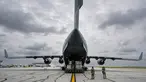 Awak pesawat Angkatan Udara C-17 mulai menurunkan muatan susu formula bayi di Bandara Internasional Indianapolis di Indianapolis, Minggu (22/5/2022). Militer AS telah menerbangkan pesawat C-17 yang membawa lebih dari 35 ton susu formula bubuk Nestl&eacute; Health Science Alfamino Infant dan Alfamino Junior dari Ramstein Air Pangkalan di Jerman. (AP Photo/Michael Conroy)