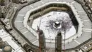 Sebuah gambar pada 4 Juli 2022 menunjukkan pandangan umum Ka'bah (tengah) di Masjidil Haram, kota suci Mekah saat Arab Saudi menampung sekitar satu juta orang, termasuk 850.000 dari luar negeri, untuk ziarah haji. Ibadah haji tahunan dimulai minggu ini setelah dua tahun terakhir jumlah jemaah haji dikurangi secara drastis akibat pandemi COVID-19. (Rania SANJAR / AFP)