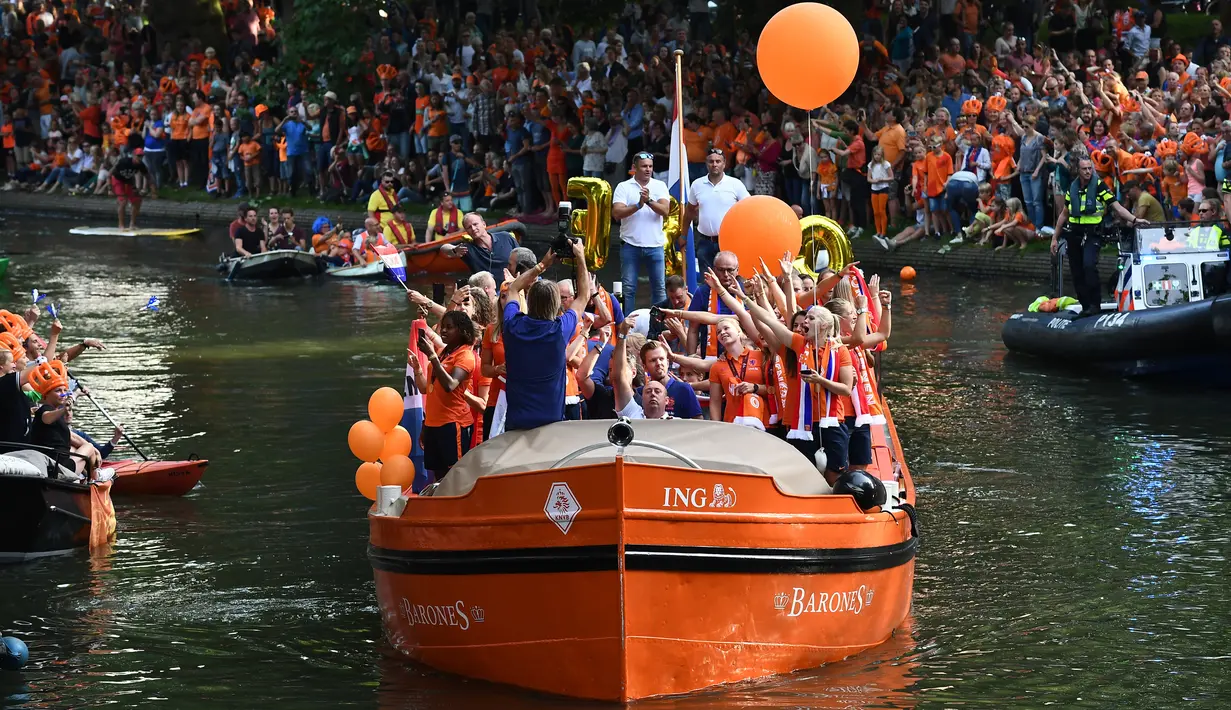 Tim sepak bola wanita Belanda merayakan kemenangannya di sebuah perahu di Utrecht, Belanda (7/9). Tim sepak bola wanita Belanda berhasil menjadi juara UEFA Women's Euro 2017 usai mengalahkan Denmark. (AFP Photo/John Thys)