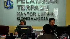 Petugas Kelurahan Gondangdia sedang melayani warganya di kantor lurah gondangdia, Jakarta, Senin (12/1/2015). (Liputan6.com/JohanTallo)