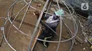 Pekerja menyelesaikan pembuatan kubah masjid di kawasan Kalimalang, Jakarta, Kamis (15/4/2021). Pesanan kubah masjid datang dari pemesan di dalam kota hingga luar kota. (Liputan6.com/Herman Zakharia)