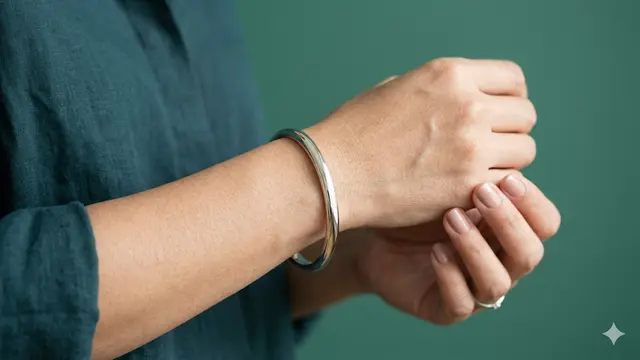 Model Gelang Emas Bangle Elegan untuk Wanita 40 Tahun ke Atas. Gemini