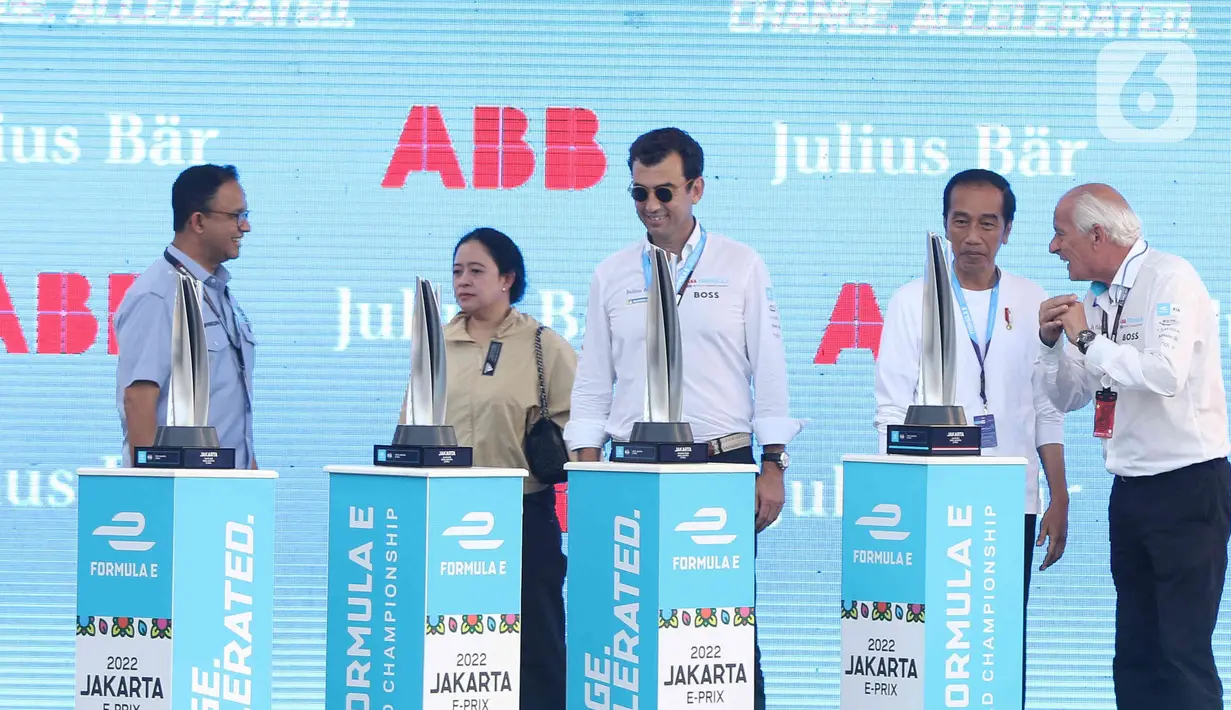 Presiden Joko Widodo atau Jokowi (kedua kanan) bersama Gubernur DKI Jakarta Anies Baswedan (kiri) dan Ketua DPR RI Puan Maharani berada di atas panggung saat penyerahan piala Formula E di Jakarta International E-Prix Circuit (JIEC), Jakarta, Sabtu (4/6/2022). Andalan Jaguar TCS Racing Mitch Evans memenangkan ajang balap Formula E Jakarta e-Prix 2022. (Liputan6.com/Herman Zakharia)