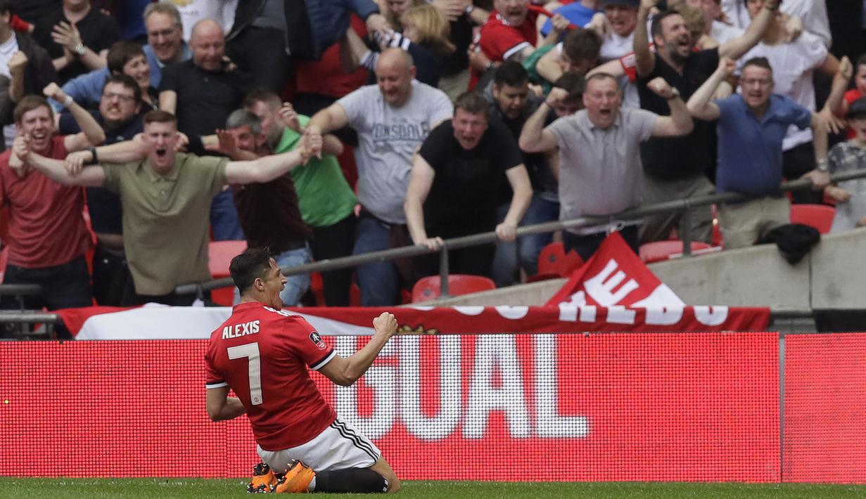 Selebrasi pemain Manchester United, Alexis Sanchez usai membobol gawang Tottenham  pada semifinal Piala FA di Wembley stadium, London, (21/4/2018). MU menang 2-1. (AP/Kirsty Wigglesworth)