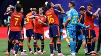 Para pemain Spanyol minum saat istirahat minum dalam pertandingan Grup H Piala Dunia 2026 antara Spanyol dan Cabo Verde di Stadion Atlanta pada 16 Juni 2026 di Atlanta, Georgia. (Buda Mendes/Getty Images via AFP)