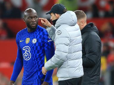 Thomas Tuchel memberikan instruksi kepada Romelu Lukaku (kiri) saat pertandingan lanjutan Liga Inggris 2021/2022 antara Manchester United melawan Chelsea di Old Trafford, 28 April 2022. (AFP/Lindsey Parnaby)