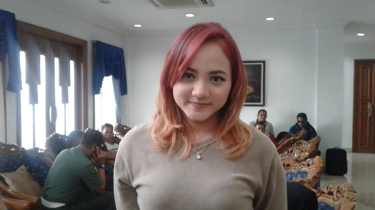 Azizah, istri Kurnia Meiga 