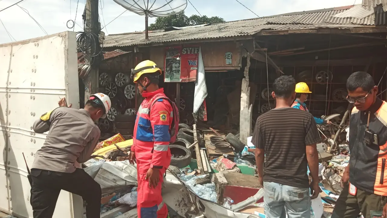 Satu unit truk boks menabrak toko dan sejumlah kendaraan hingga ringsek di Jalan Raya Puncak, tepatnya di Desa Tugu Utara, Kecamatan Cisarua, Kabupaten Bogor, Selasa (23/1/2024)