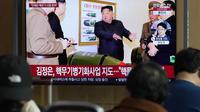 Sebuah layar TV memperlihatkan gambar pemimpin Korea Utara Kim Jong Un tengah meninjau hulu ledak. Foto dirilis oleh media Korea Utara, KCNA, pada Selasa (28/3/2023). (Dok. AP/Ahn Young-joon)