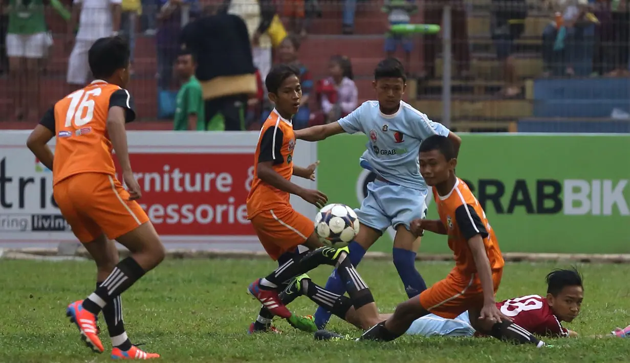 Perebutan bola antara pemain Rusun Daan Mogot (biru) dengan pemain Rusun Pulo Gebang pada laga final Rusun Cup 2015 di Stadion Soemantri Brojonegoro, Jakarta, Minggu (8/11/2015). ( Bola.com/Nicklas Hanoatubun)