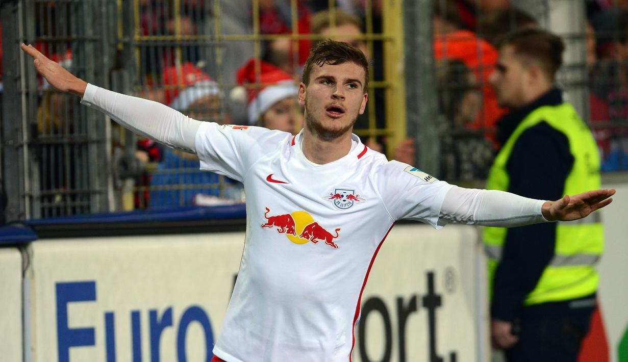Pemain Leipzig, Timo Werner berhasil meraih posisi empat besar klasemen sementara top scorer Bundesliga, hingga pekan ke-25, Timo berhasil mengumpulkan pundi-pundi gol sebanyak 25 kali. (EPA/Patrick Seeger)