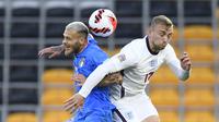 Bek Italia Federico Dimarco (kiri) berjibaku dengan gelandang Inggris Jarrod Bowen pada laga UEFA Nations League A3 di Molineux, Minggu (12/6/2022) dini hari WIB. (AFP/Olli Scarf)