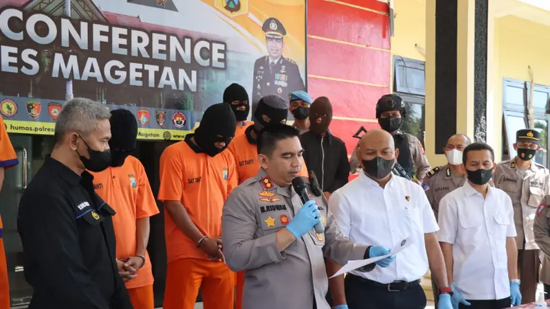 Tiga tersangka pupuk palsu digelandang ke Polres Magetan. (Dian Kurniawan/Liputan6.com)