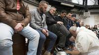 Paus Fransiskus membasuh kaki narapidana di sebuah penjara di Roma, Italia, selama perayaan Kamis Putih. (AFP)