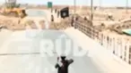 "Kami di sini berada dekat dengan milisi ISIS di Merriam-Beg, di sini mereka telah membuat garis perbatasan," ucap Ahmad pada kamera.