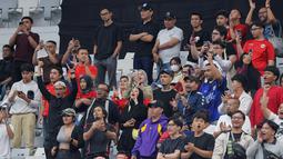 Pemain baru Persija Jakarta, Shayne Pattynama tampak menonton laga Piala Asia Futsal 2026 antara Timnas Futsal Indonesia melawan Irak di Indonesia Arena, Senayan, Jakarta, Sabtu (31/01/2026). (Bola.com/Bagaskara Lazuardi)