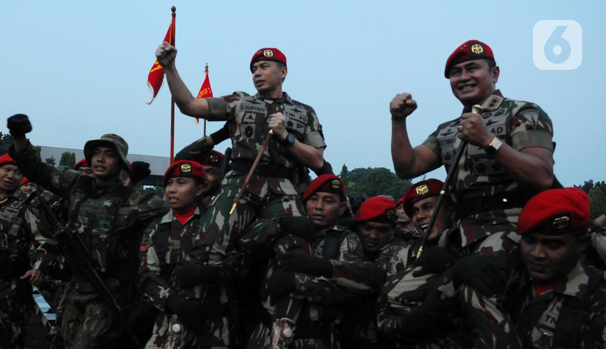 Komandan Jenderal Kopassus yang baru Mayjen TNI Deddy Suryadi (kiri) bersama Mayjen TNI Iwan Setiawan setelah usai acara serah terima jabatan di depan lapangan Mako Kopassus, Cijantung, Jakarta, Jumat (28/4/2023). (merdeka.com/Imam Buhori)