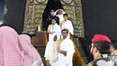 Presiden Joko Widodo didampingi Ibu Iriana Jokowi bersama kedua putranya keluar dari dalam Kakbah saat menunaikan ibadah umrah di Mekkah, Arab Saudi, Senin (15/4). Pada kesempatan itu Jokowi, Ibu Iriana dan rombongan terbatas berkesempatan masuk ke dalam Kakbah. (Liputan6.com/Pool/Biro Pers Setpres)