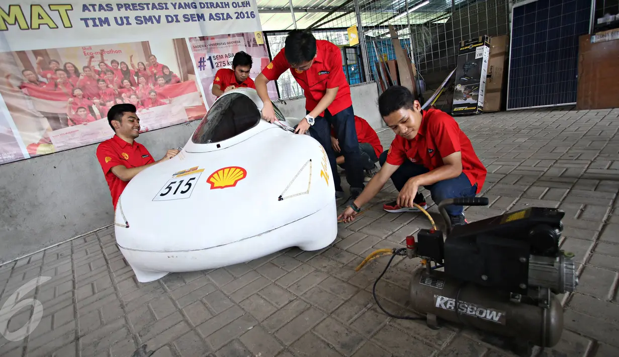Tim Sadewa men-touch up mobil Kalabia Evo 5 di Fakultas Teknik UI, Depok, (19/5). Mobil yang dengan rekor jarak 275 km/liter bensin itu akan mengikuti ajang Shell Eco-Marathon Drivers World Championship di London. (Liputan6.com/Immanuel Antonius)