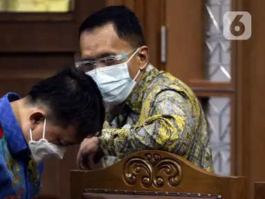 Mantan Direktur Pemeriksaan dan Penagihan Ditjen Pajak Tahun 2016-2019, Angin Prayitno Aji (kanan) usai sidang pembacaan tuntutan di Pengadilan Tipikor Jakarta, Selasa (11/1/2022). Angin Prayitno Aji merupakan terdakwa suap pengurusan pajak di Kementerian Keuangan. (Liputan6.com/Helmi Fithriansyah)