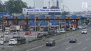 Sejumlah kendaraan melintasi kawasan gerbang tol Cibubur Utama, Jakarta, Jumat (8/9). Pasca perubahan sistem transaksi jalan tol Jagorawi menjadi sistem terbuka atau satu tarif, arus lalu lintas terlihat lebih lancar. (Liputan6.com/Helmi Fithriansyah) 