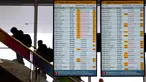 Layar menampilkan pengumuman penerbangan yang dibatalkan dan ditunda di bandara Schiphol di Amsterdam, Belanda, Rabu 7 Januari 2026. Cuaca ekstrem berupa salju dan es telah menimbulkan gangguan transportasi di sebagian wilayah Eropa. (AP Photo/Peter Dejong)