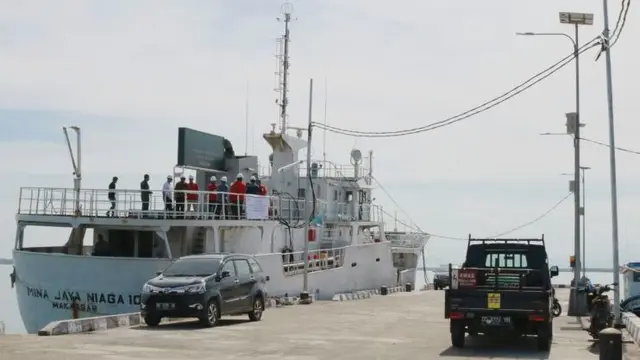PLN memasok listrik ke kapal sandar yang difungsikan sebagai Floating Cold Storage milik PT. Perikanan Nusantara (persero). (Dok PLN)
