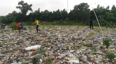 Hamparan sampah seluas lapangan bola di Kota Bekasi