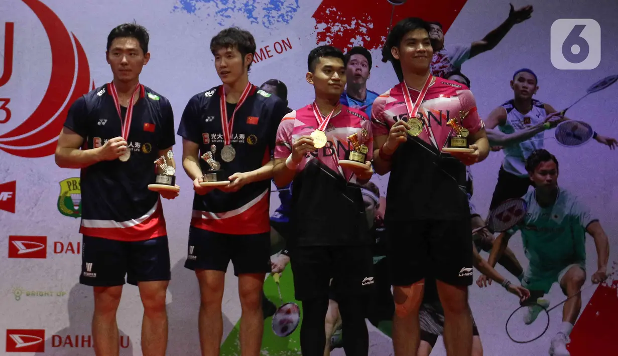 Dong dari China berpose dengan trofi Indonesia Masters 2023 di Istora Senayan, Jakarta Pusat, Minggu (29/1/2023). Leo Rolly Carnando/Daniel Martin keluar sebagai juara Indonesia Masters 2023 seusai mengandaskan pasangan China, He Ji Ting/Zhou Hao Dong dua game langsung dengan skor 21-17, 21-16.  (Liputan6.com/Herman Zakharia)