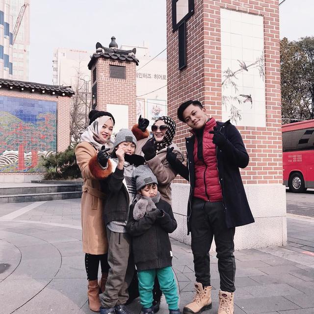 6 Potret Kenangan Manis Lina bersama Anak-Anaknya