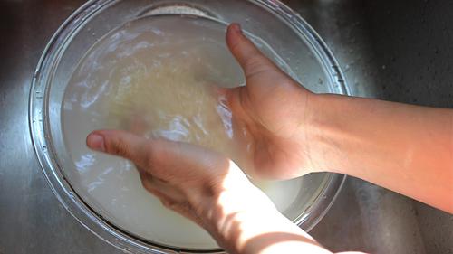 Tak perlu banyak-banyak sekali mencuci beras sudah cukup jika Anda membeli beras dalam kemasan.(Foto: www.bottomofthepot.com)