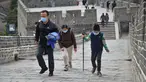 Sejumlah wisatawan mengunjungi Tembok Besar bagian Badaling di Beijing, ibu kota China, pada 24 Maret 2020. Bagian dari Tembok Besar yang terkenal di Beijing itu telah dibuka kembali sebagian pada Selasa (24/3), setelah ditutup selama hampir dua bulan akibat corona COVID-19.  (Xinhua/Chen Zhonghao)