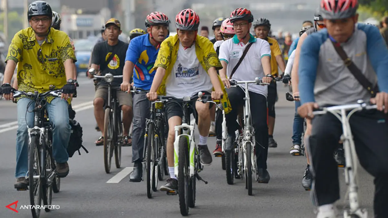 4foto-jokowi-sepeda-131101b.jpg