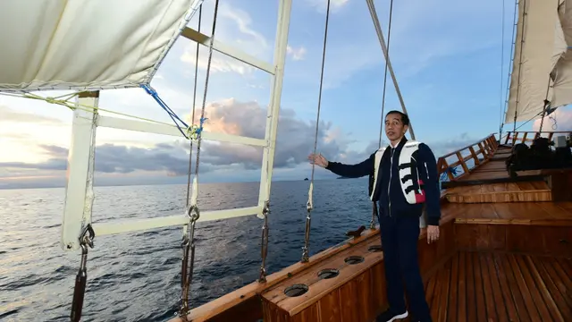 Jokowi menikmati sunset di Labuan Bajo