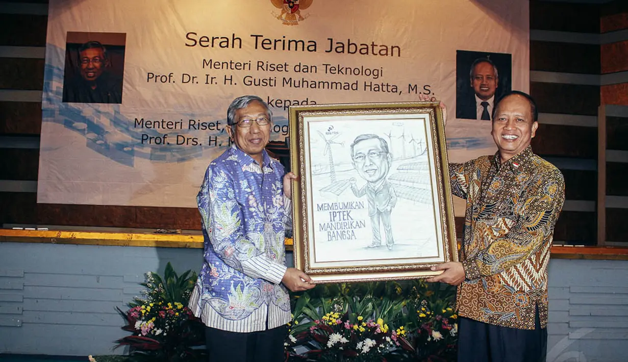 Mantan Menteri Riset, Teknologi, dan Pendidikan Tinggi Gusti Muhammad Hatta mendapatkan lukisan karikatur di Gedung Auditorium 3 BPPT, Jakarta, Selasa (28/10/2014). (Liputan6.com/Faizal Fanani)