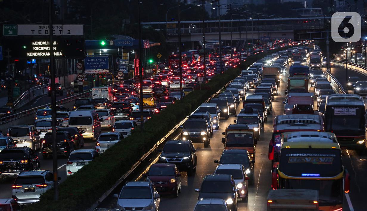<p>Kendaraan terjebak kemacetan di Pancoran, Jakarta, Kamis (21/4/2022). Kemacetan tersebut dikarenakan banyaknya (peningkatan volume) kendaraan di jalan di sekitar jam berbuka puasa. (Liputan6.com/Johan Tallo)</p>