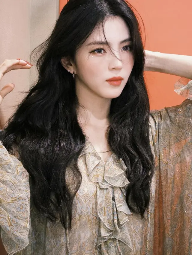 Visual Bak Peri Han So Hee dengan Sparkling Eye dan Lip Red yang Berani