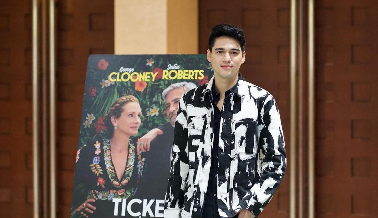 <p>Beberapa minggu kemudian, Maxime Bouttier dikabari bahwa ia terpilih sebagai Gede. &ldquo;Aku merasa beruntung,&rdquo; seru mantan pacar Prilly Latuconsina. Sebelum syuting dimulai, Maxime Bouttier bertemu aktris Kaitlyn Dever, pemeran Lily. Ia ingin membangun chemistry mengingat karakter Gede dan Lily dalam Ticket To Paradise berhubungan intens. (Foto: Dok. Instagram @bouttier_maxime)</p>