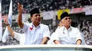 Prabowo tampak melambaikan tangan ke arah pendukungnya (Liputan6.com/Faizal Fanani)